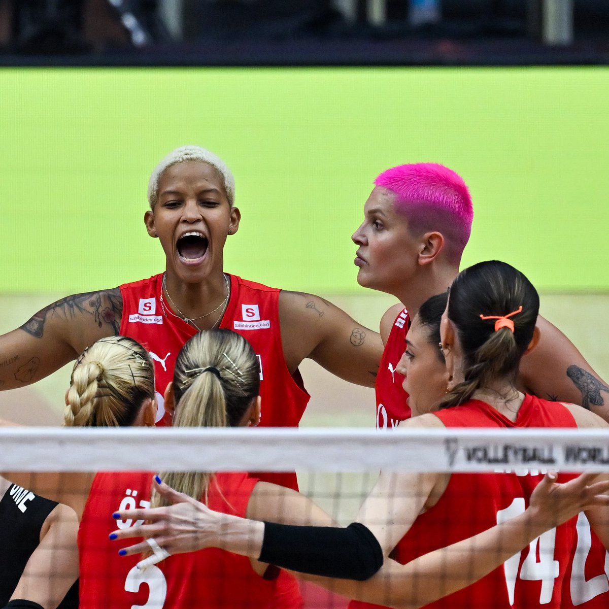 🟣 A Milli Kadın Voleybol Takımı, Tayland'da düzenlenen Dünya Şampiyonası'nın yarı finalinde Japonya'yı 3-1 mağlup ederek finale yükseldi. Tebrikler 💜♀️ 💪 
#FileninSultanları