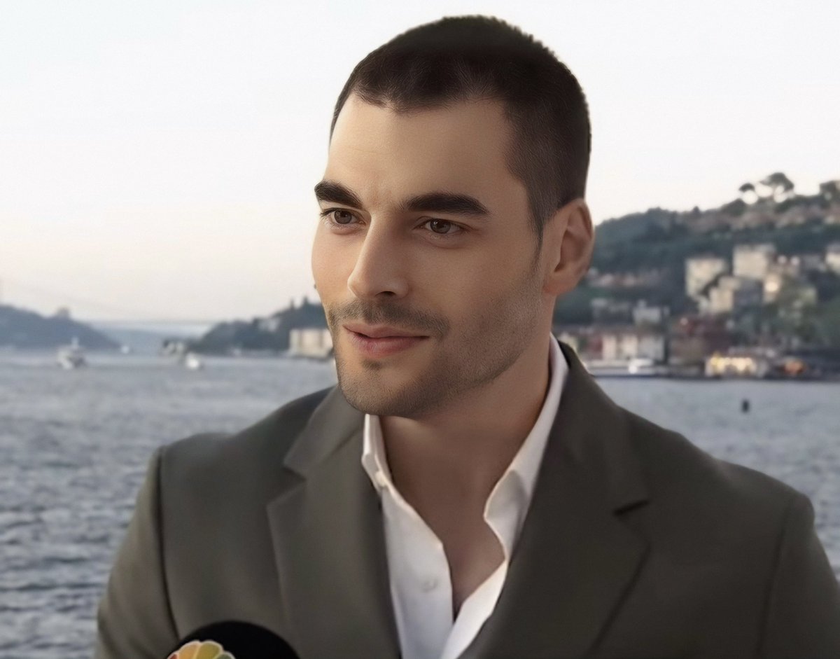 Saçlar gitmiş, ayrı bir tarz olmuş. :)
Akın Akınözü...
#Veliaht