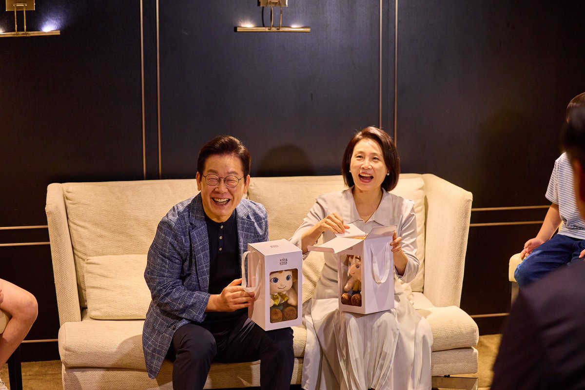 영락보린원 원생 30여 명과 함께 영화 킹 오브 킹스(The King of Kings)를 관람했습니다. 

입구에 들어서는 순간부터 아이들의 얼굴에는 호기심과 기대가 가득했습니다. 팝콘은 달콤한 맛이 좋은지 고소한 맛이 좋은지, 영화는 어떤 내용인지, 좋아하는 캐릭터는 무엇인지 들뜬 표정으로 서로