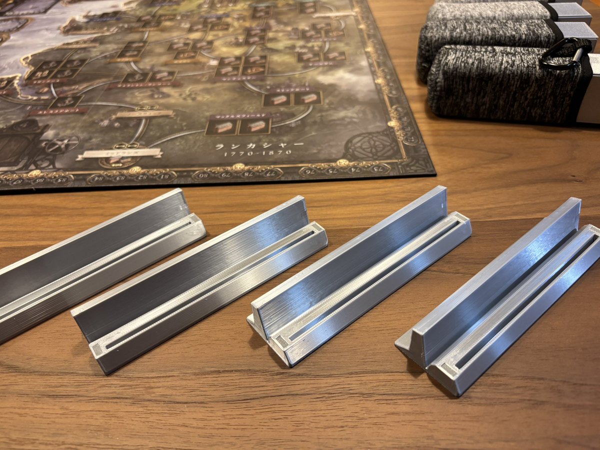 magotheemon's tweet photo. 【拡散希望】ボードゲーマーの皆さんに質問です
立て掛け式のカードスタンドを作成しました

これをゲムマ等で頒布するとしたら需要はありますか？
ツリーのアンケートに回答お願いします

このポストをリポストしてくれた方から抽選で3名にプレゼントします(期限は1週間) https://t.co/WFsPbxp1xv