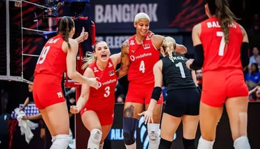 FİNALDEYİZ!

Daha önce madalyamızın olmadığı, en iyi derecemizin 6.lık olduğu Dünya Şampiyonası'nda finaldeyiz!

2006 - 10.luk
2010 - 6.lık
2014 - 9.luk
2018 - 10.luk
2022 - 8.lik
2025 - 🏆?