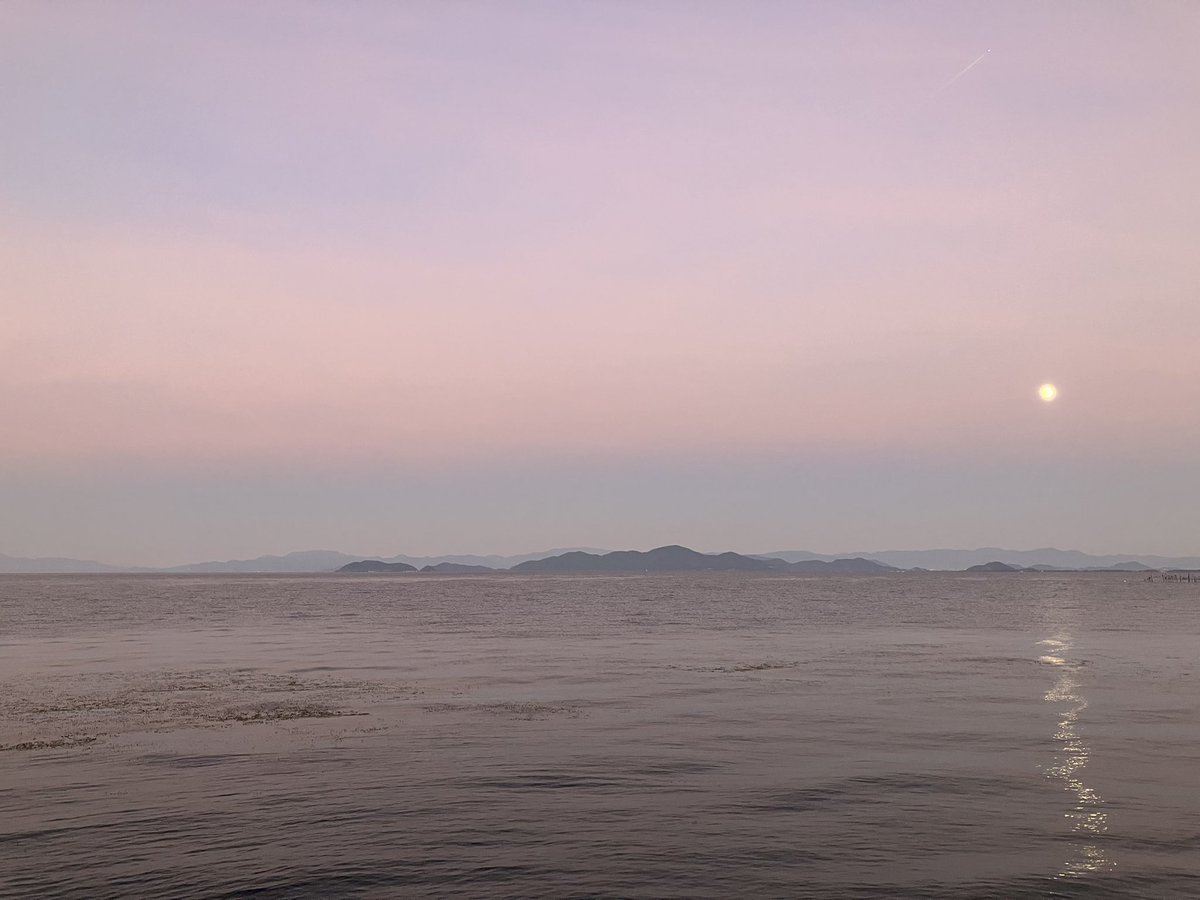 今日のラストは夕暮れと月を嗜んできました