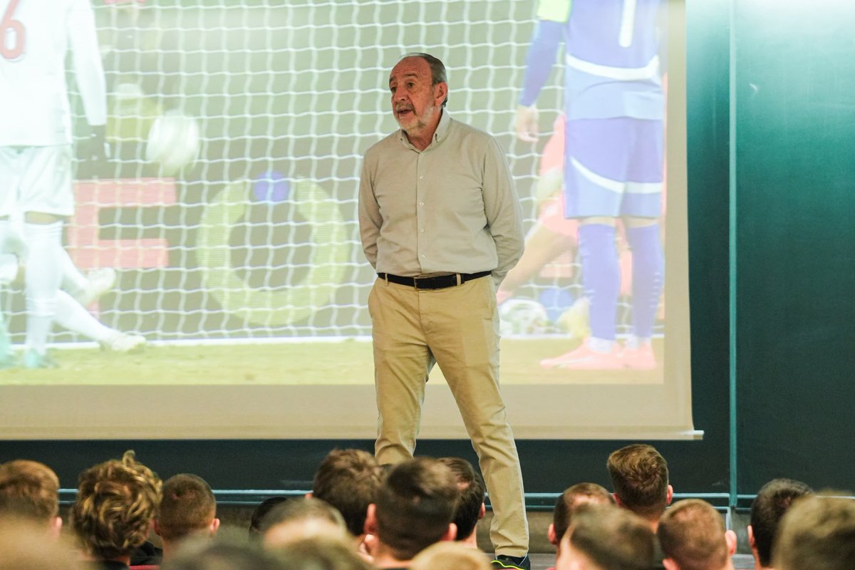 RFFM_oficial's tweet photo. El presidente @PacoDiezRFFM ha asistido hoy a @ETSAMadrid, donde ha dado la bienvenida a árbitros, árbitras y asistentes de Primera División Autonómica de Aficionados ante la nueva temporada, recalcándoles la cercanía y el apoyo de la RFFM hacia el colectivo arbitral.

#CAFM https://t.co/mN3swRcuxe