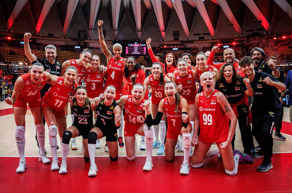 🇹🇷 DÜNYA ŞAMPİYONASI’NDA FİNALDEYİZ! ❤️🤍

Sizinle gurur duyuyoruz! 👏👏👏

A Milli Kadın Voleybol Takımımız, FIVB Kadınlar Dünya Voleybol Şampiyonası yarı finalinde ezici bir oyunla Japonya’yı 3-1 mağlup ederek adını finale yazdırdı! 🏐🔥

Yarın (7 Eylül Pazar) saat 15.30’da,