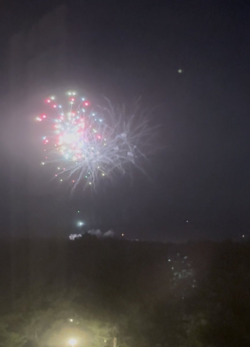 ラボいたら新川漁港の夕日花火が見えて涼しいし特等席気分🎆