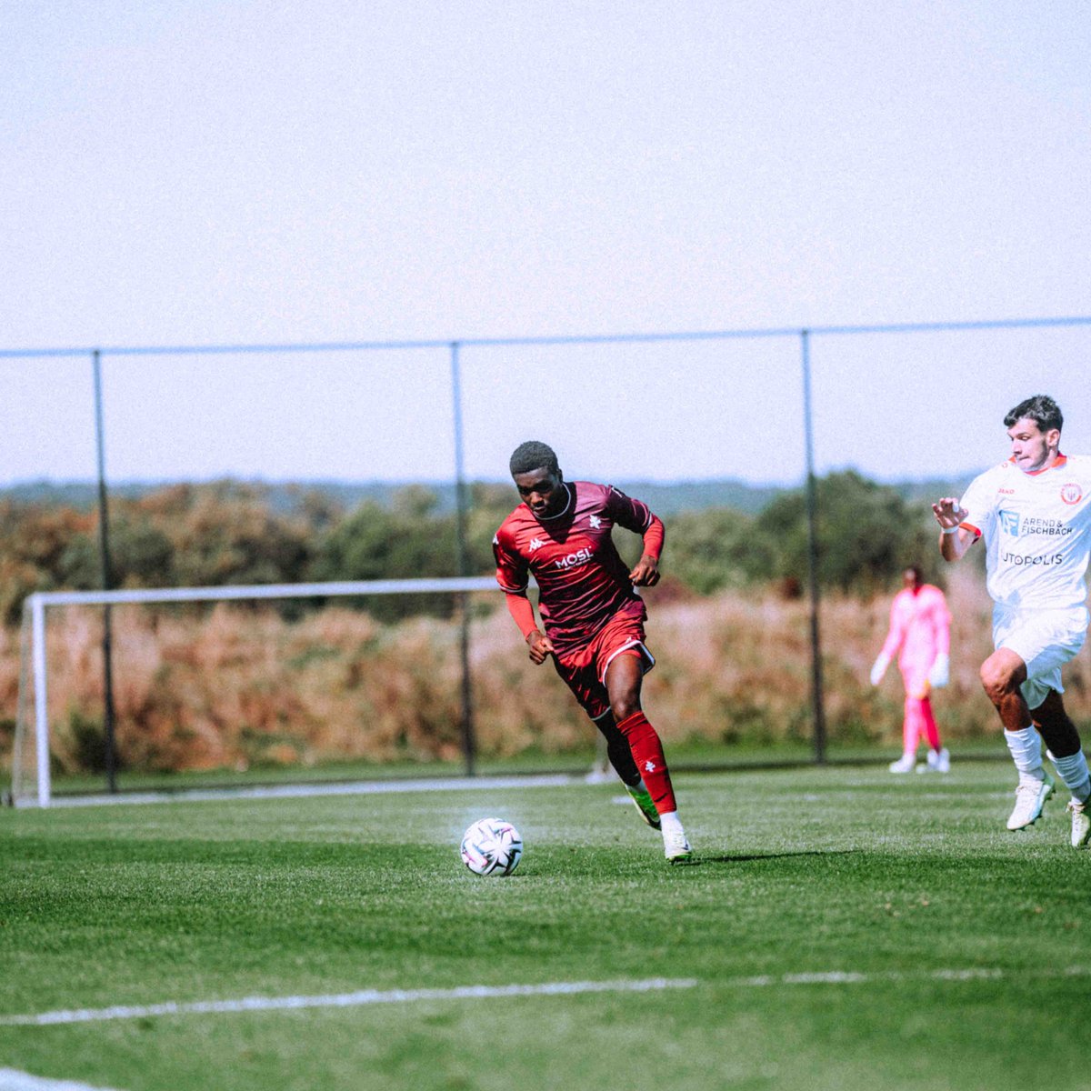 FCMetz's tweet photo. 📸 🆕

🤝 Jules Thouvenot
🤝 Hamza Kadamani
🤝 Edson Lima
🤝 Harly Miamoutina

Les 𝗽𝗿𝗲𝗺𝗶𝗲̀𝗿𝗲𝘀 𝗺𝗶𝗻𝘂𝘁𝗲𝘀 avec le groupe pro de nos petits grenats ❤️🇱🇻 https://t.co/a3kvyXFQSU