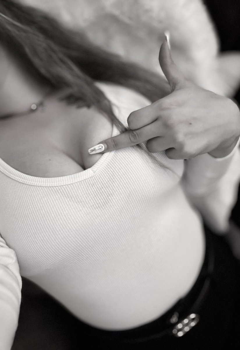 Ich genieße die Macht, deine Welt mit nur einem Blick kleiner werden zu lassen. 🔥

Du bettelst nach meiner Aufmerksamkeit… aber sie hat einen Preis. 

Zeig, dass du es wert bist.🫰🏼
———
#Findom #Femdom