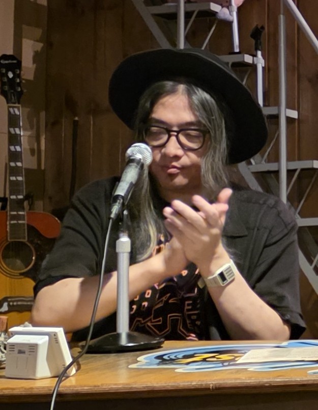 あのう。犬とか猫とか無垢な赤ちゃんとか。部屋の隅に向かって吠えたり笑ったりするときあるじゃないですか。だいたい福田さんはそこにいるよ。