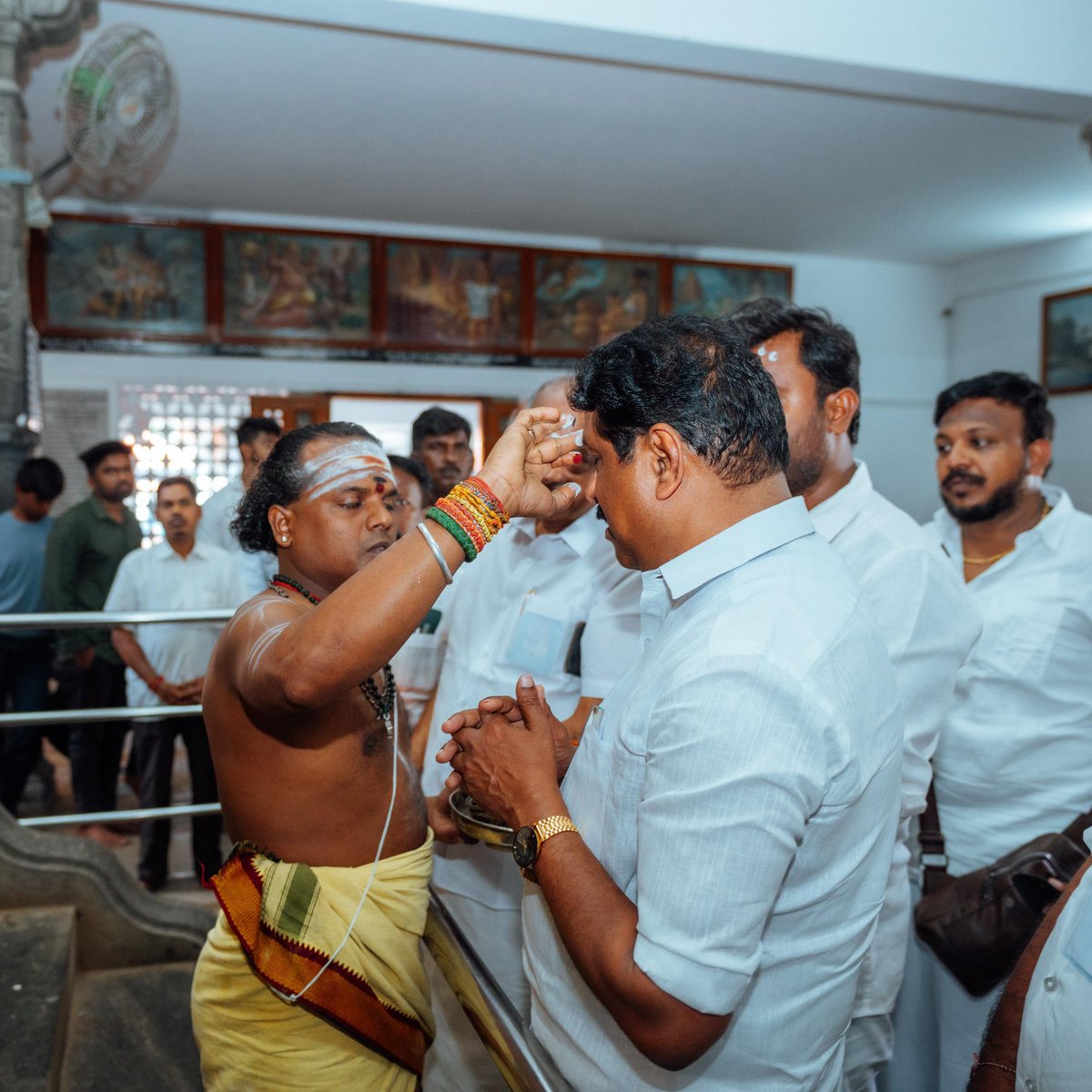 NainarBJP's tweet photo. கோவை ஈச்சனாரியி���் உள்ள சிறப்புமிக்க விநாயகர் திருக்கோயிலில் வழிபாடு செய்தேன். மக்கள் அனைவரும் எல்லா நலனும் வளமும் பெற்று இன்புற்றிருக்க ஸ்ரீ விநாயகப் பெருமான் துணை நின்று அருள்புரிய வேண்டினேன்.

அப்போது, கோவை தெற்கு மாவட்ட தலைவர் திரு. சந்திரசேகர் அவர்களும், முன்னாள் எம்.எல்.ஏ திரு. சேலஞ்சர் துரை அவர்களும் உடன் இரு��்தனர்.