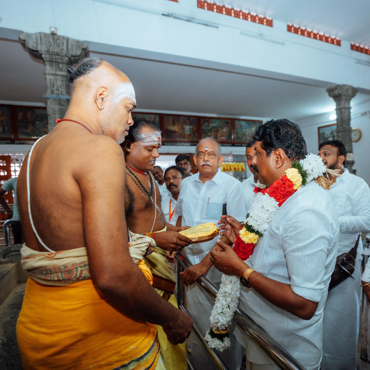 NainarBJP's tweet photo. கோவை ஈச்சனாரியி���் உள்ள சிறப்புமிக்க விநாயகர் திருக்கோயிலில் வழிபாடு செய்தேன். மக்கள் அனைவரும் எல்லா நலனும் வளமும் பெற்று இன்புற்றிருக்க ஸ்ரீ விநாயகப் பெருமான் துணை நின்று அருள்புரிய வேண்டினேன்.

அப்போது, கோவை தெற்கு மாவட்ட தலைவர் திரு. சந்திரசேகர் அவர்களும், முன்னாள் எம்.எல்.ஏ திரு. சேலஞ்சர் துரை அவர்களும் உடன் இரு��்தனர்.