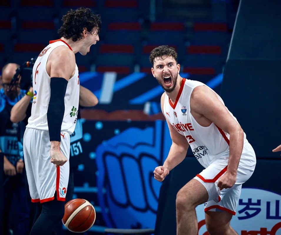 euroleague_time's tweet photo. ÇEYREK FİNALDEYİZZZZZZ ÇEYREK FİNALDEYİZZZZZZZ!!!!🔥🔥🔥

12 Dev Adam, İsveç’i 85-79 mağlup ederek EuroBasket’te çeyrek finale yükseldi.

🇹🇷🇹🇷🇹🇷🇹🇷🇹🇷🇹🇷🇹🇷🇹🇷🇹🇷🇹🇷🇹🇷 https://t.co/vSCrO9JiMK