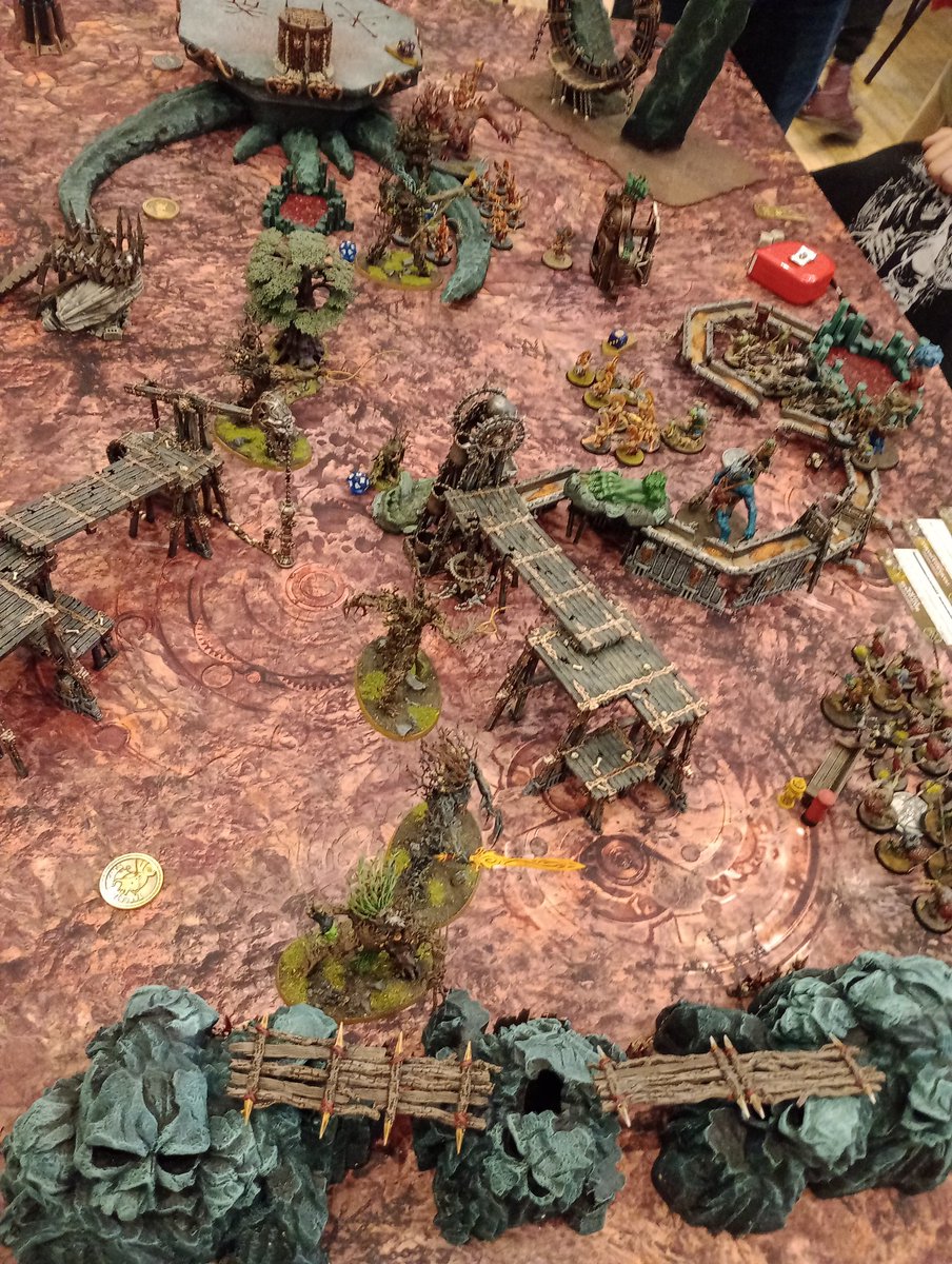 TobyDurr's tweet image. Game one update: it is not working! I need to figure out how eight slow models with big bases on terrain dense boards can avoid getting in each other&apos;s way 🤔 #logjam
#witneywarhammer005 #witneywarhammer
