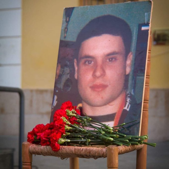 Un onze d'abril de 1993, a Montanejos (Castelló), Guillem Agulló va morir assassinat d'una ganivetada al cor a mans del seu botxí neonazi, Pedro Cuevas. El motiu del seu assassinat: ser valencià.   

Hui, Guillem haguera fet 51 anys. Per molts anys, company!