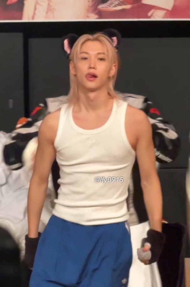 lixmontage's tweet photo. HIS BICEPS HIS BODY TEA HE IS SO HOT AND HE KNOWS IT OH MY GOD😭!!!! https://t.co/2DzKPFbW5K