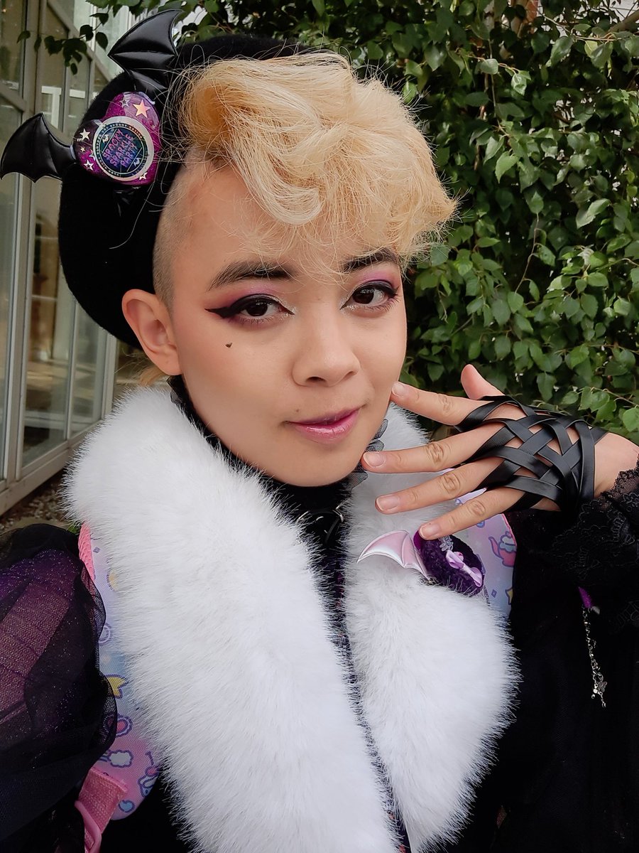 Come and find this netherling today at #VeXpo2025 !! I'll be bringing my autograph book 💜✨️