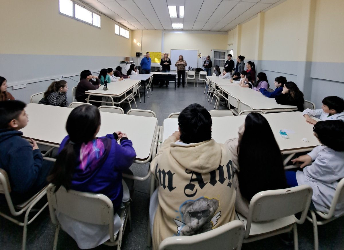 En la Escuela Nº 53 del Barrio Comercio 🏫 los estudiantes armarán su Consejo Escolar.
Compartimos cómo funciona el Concejo Deliberante para que puedan replicarlo 🙌.
La participación desde la infancia fortalece nuestra democracia 💡💪.