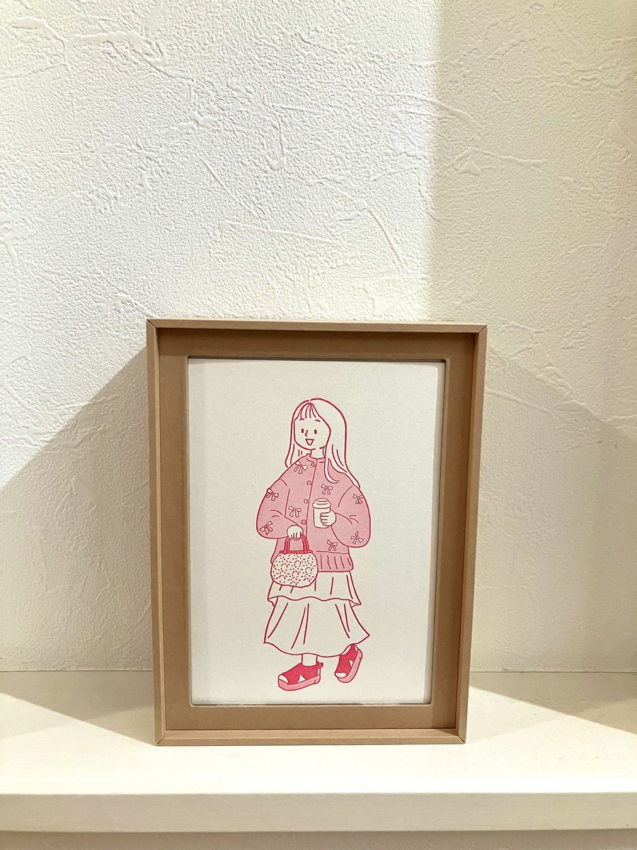 しゅんぶんさん <a href="/shunbun320/">しゅんぶん|人の営みを描く</a> の個展にお邪魔しました！
白くてかわいいギャラリーにかわいいイラスト、癒される空間でした😊
街行く人たちの姿がそのまま描かれていて、見るのがとっても楽しく、ZINEも見応え抜群です🙌
ポストカードを早速飾ってみると家がかわいくなりました！