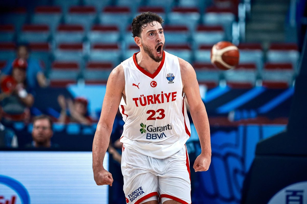 Hafta sonuna daha iyi bir başlangıç olamazdı…
#12DevAdam da #EuroBasket2025’te çeyrek finalde…
Rakip #BosnaHersek olursa bizim ev bayram yerine döner 🇹🇷