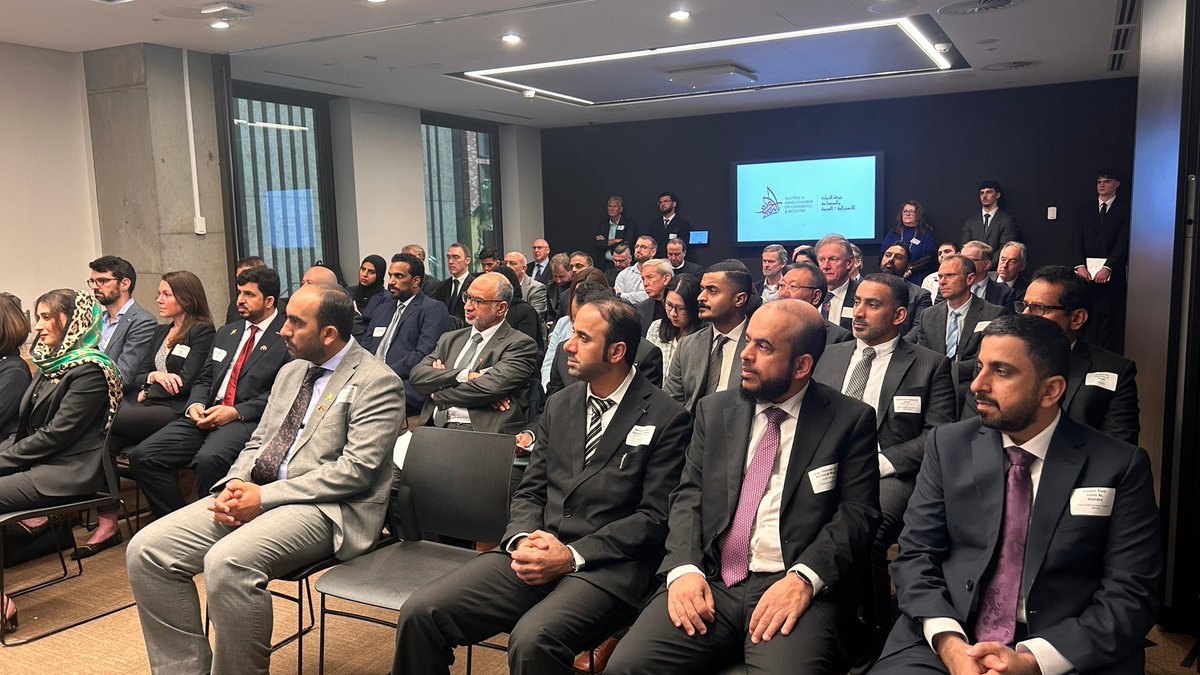 OmanChamber's tweet photo. استكمالًا لبرنامج الزيارة في أستراليا، توجه الوفد التجاري العُماني إلى مدينة سيدني، حيث استهل زيارته بعقد لقاءات ثنائية مع نظرائهم الأستراليين لبحث سبل التعاون وتعزيز العلاقات في مختلف المجالات، وفي مقدمتها التقنيات الحديثة في الصناعة، والذكاء الاصطناعي، والطاقة، واللوجستيات. https://t.co/hv2yGbwUTN