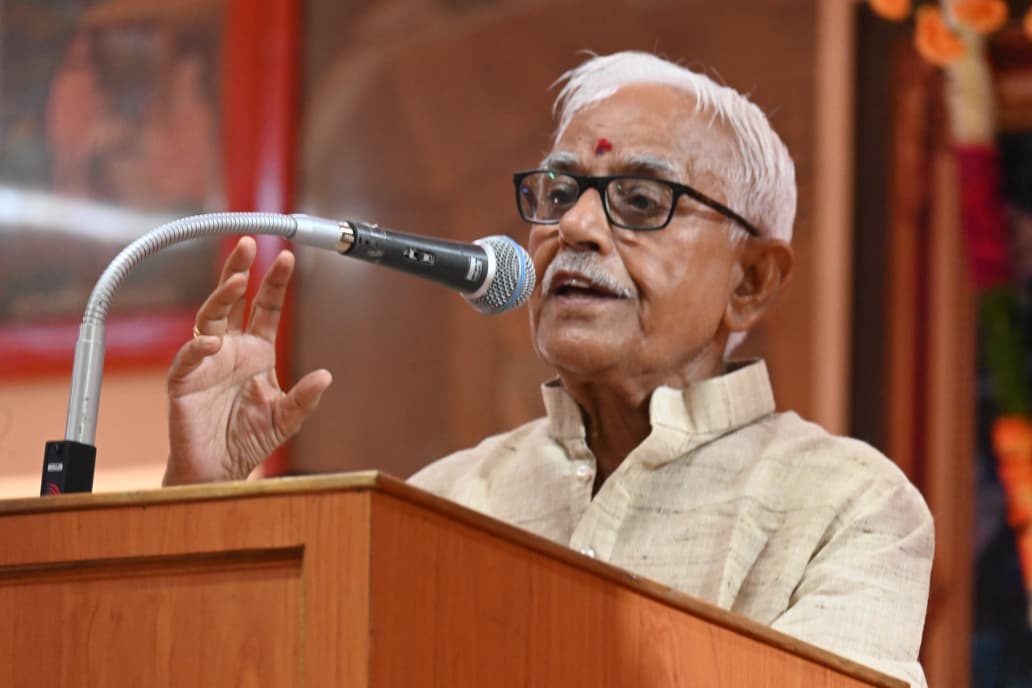हमारे गुरुकुलों में 14 प्रकार की विद्याओं की शिक्षा दी जाती थी। यही 14 विद्याएं ही हमारी ज्ञान परंपरा की स्रोत हैं। इस परंपरा में आर्यभट्ट और भास्कराचार्य जैसे आचार्य हुए जिन्होंने पूरी दुनिया को अंकगणित तथा बीजगणित दिया। बोधायन ने त्रिकोणमिति का सिद्धांत दिया।

चिकित्सा के