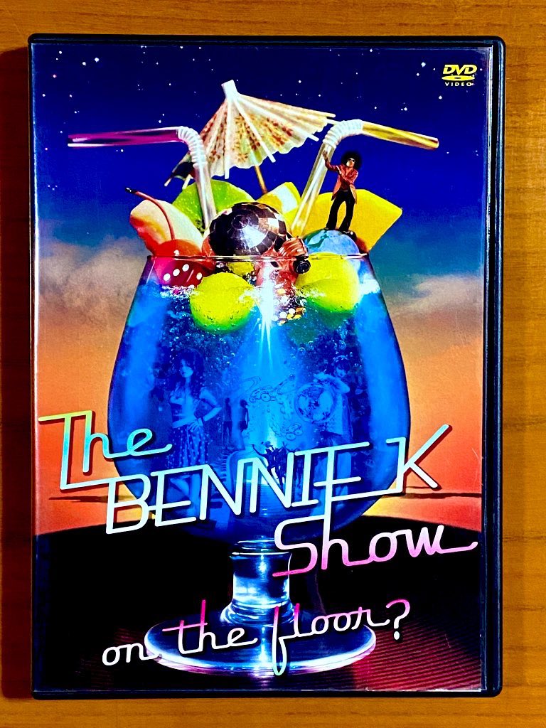 astromaniax26's tweet photo. 本日で発売から19年！

2006年9月6日 発売

【ザ・ベニーケー・ショウ〜on the floor編?〜/BENNIE K】

告知ポスターとDVD

ミニアルバム企画
ザ・ベニーケー・ショウの楽曲をDVDでMV化

買わなくていいレベルのやっつけMVたち、なにこれイメージビデオ？笑

#BENNIEK
#2ndDVD
#FORLIFE
#ポスターとCD https://t.co/gxWAwhleWs