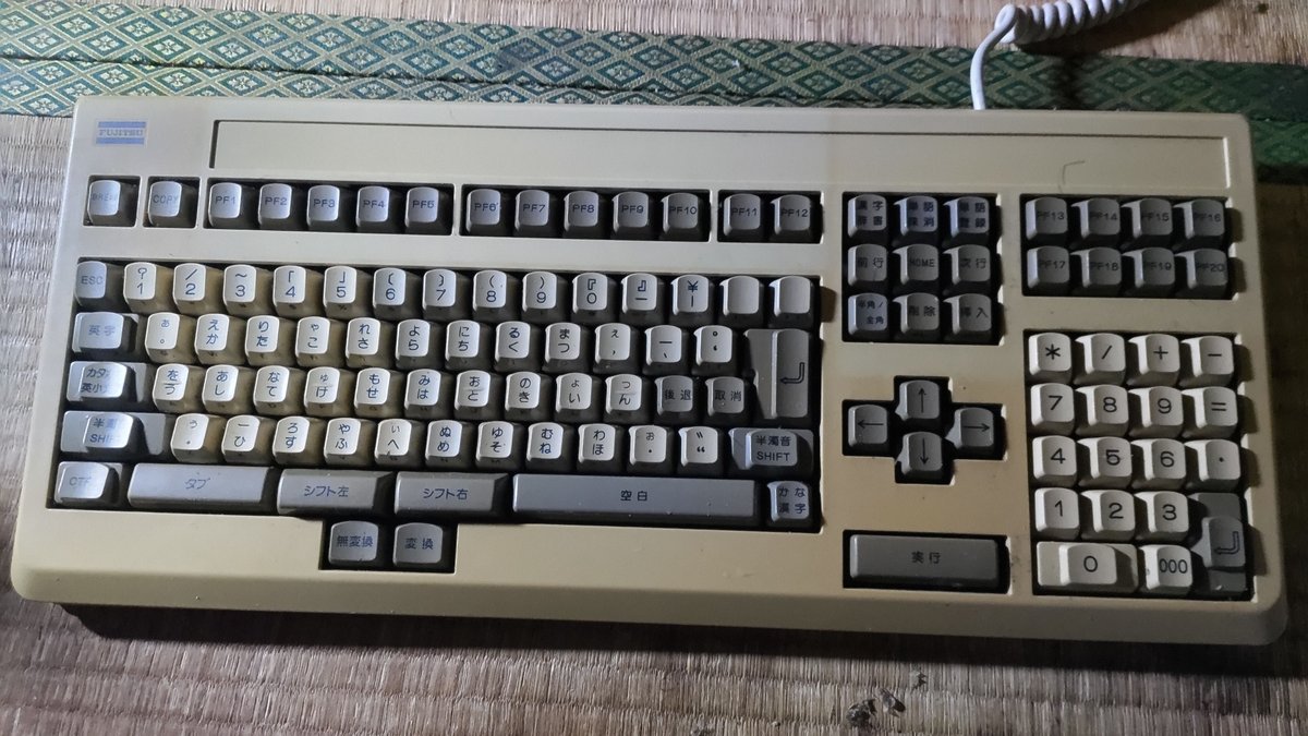 Kuroneko96025's tweet photo. 【PC/サｰバ関連】FMR-70HD復活計画
第一弾 - 懐かしの親指シフトキーボードを分解クリｰニング｡
KBCが8049の互換チップのMBL8049N
マウスコネクタの線が基盤に直付けなので､この状態で
洗浄､乾燥､組立ます｡
キｰボｰドカバｰの黄ばみも取ります｡
MBL8049Nの在庫在るね
https://t.co/OwXblumHst https://t.co/TthZF6MptP