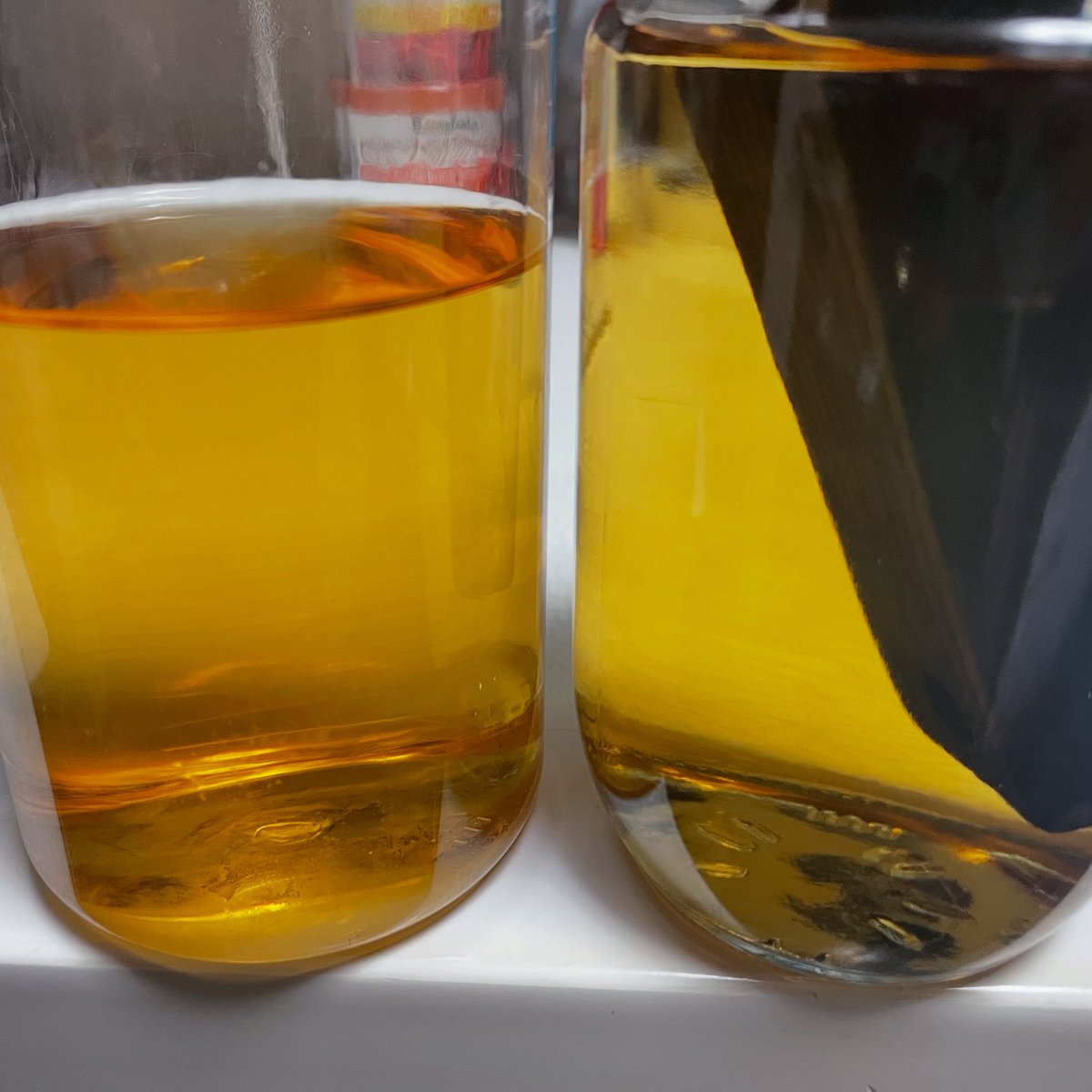 ezbar2009's tweet photo. 普段飲みの4Lウィスキーが物足りないので安価な檜を150℃で1時間乾燥させてチャーして漬けてみる。何年も樽で寝かせたやつに近づくか？たぶん無理なので次は木自体をスモークする予定。 https://t.co/lHwbuKHeh5