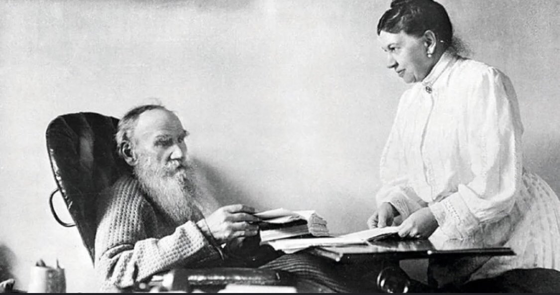 عندما قالوا لي في المستشفى:
"زوجتك ماتت!"
لم اعلم ماذا افعل كنت سأذهب إلى المنزل؛ لأخبرها بما حدث لتخبرني بما افعل.

#ليو_تولستوي