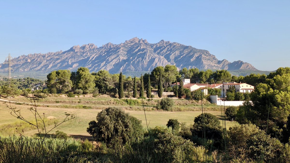 Aquesta és l’Abrera que s’amaga darrere dels polígons. La masia és Can Garrigosa -amb N, no Cal Garrigosa, amb L, que és la casa del Rebato on viu la meva família-.  Ahir vam acabar la verema i avui els meus germans hi han anat a tancar el remolc. I <a href="/jordisuca/">Jordi Sucarrats</a> ha fet aquesta foto