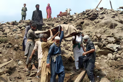 LUEGO DEL TERREMOTO, EL GOBIERNO DE AFGANISTÁN IMPIDE LA ATENCIÓN MÉDICA DE LAS MUJERES HERIDAS

Les cuento la historia:

Más de 2.200 personas murieron y otras 3.600 resultaron heridas en el terremoto de magnitud 6 que arrasó Afganistán de esta semana. Los  rescatistas llegaron