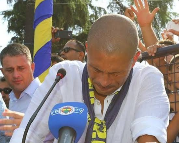 15.09.2012 de heykeli dikilen efsane Alex'i 12.10.2012 de takımdan gönderen,

Kendi heykeli dikilmedi diye, kendi gol rekorunu kıracak diye şampiyonluğu verme pahasına Alex'i kadro dışı bırakan şahıstır Aykut Kocaman.

Yiyorsa getirin bakalım neler oluyor sonra <a href="/Fenerbahce/">Fenerbahçe SK</a>