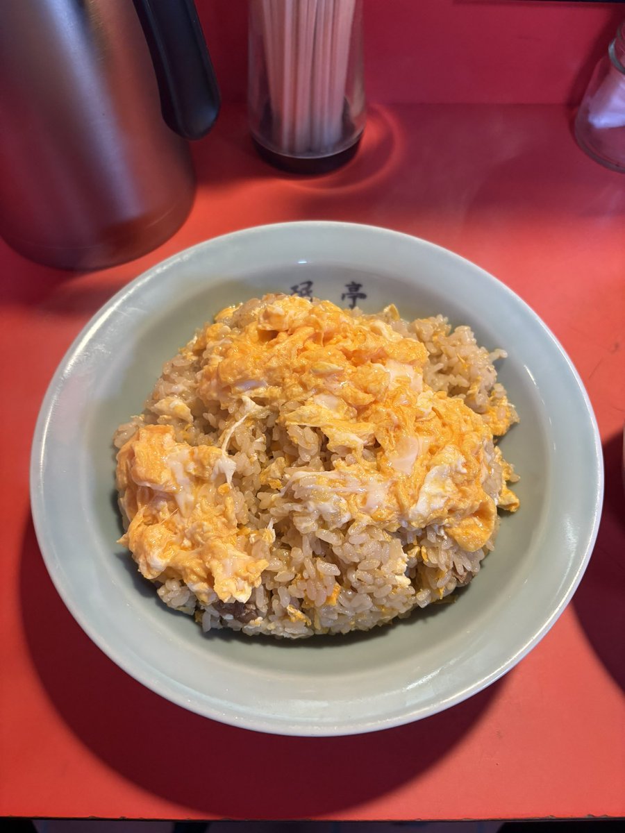 世界で３番目に旨い店、珉亭。
何時も昼時は行列ですが、夕方にすんなりと入れて『たまごチャーハン』をいただきました！
久しぶりに中華料理屋さんに入りましたが美味しかったです😊
#珉亭
#世界で３番目に旨い店