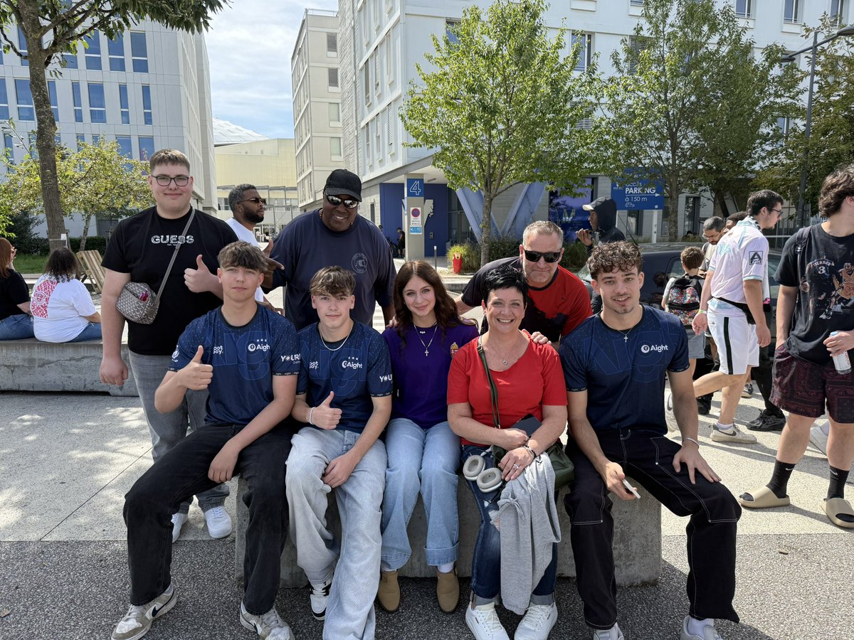 Meet <a href="/PeterbotFN/">Peterbot</a> Familie 
soooo friendly Never Seen that