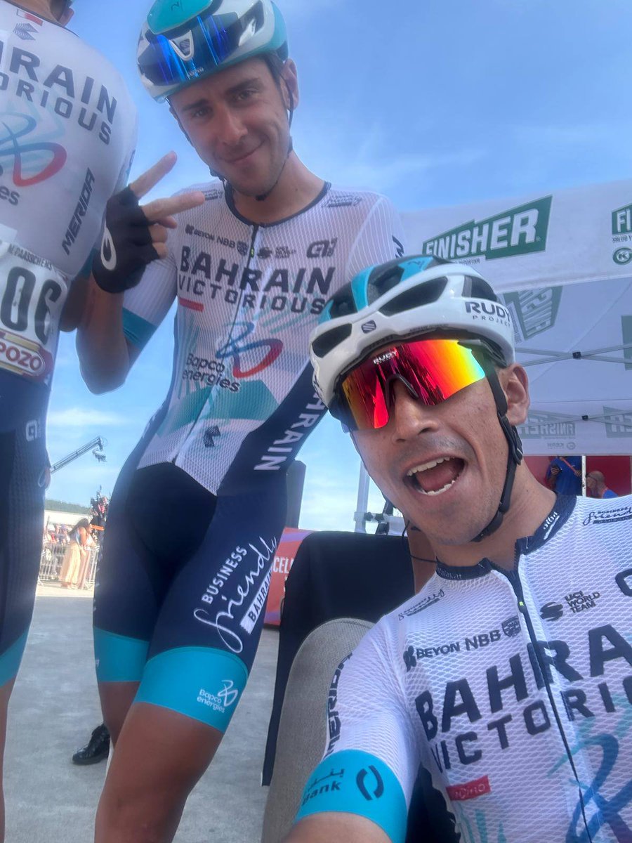 🤳 S̶e̶l̶f̶i̶e̶ o̶f̶ t̶h̶e̶ d̶a̶y̶  Signature's selfies!

🤳 S̶e̶l̶f̶i̶e̶ d̶e̶l̶ d̶í̶a̶  ¡Selfies del control de firmas!

📱Devolvedle el móvil a <a href="/Guajardo_Monica/">Monica Guajardo</a>, chicos 🙃

#LaVuelta25