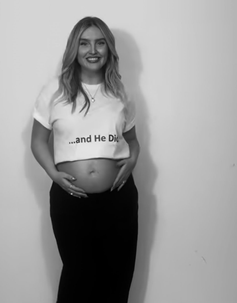 PopCrave's tweet image. Perrie Edwards announces that she’s pregnant with her second child.