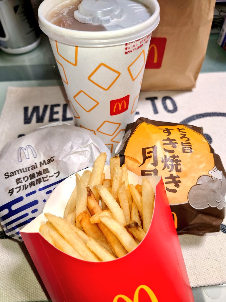 月見の季節ですね〜🌝
家からスマホで📱注文して…
10分で家に届く…
便利な世の中だ〜🤤
#マクドナルド 
#でぇせぶん