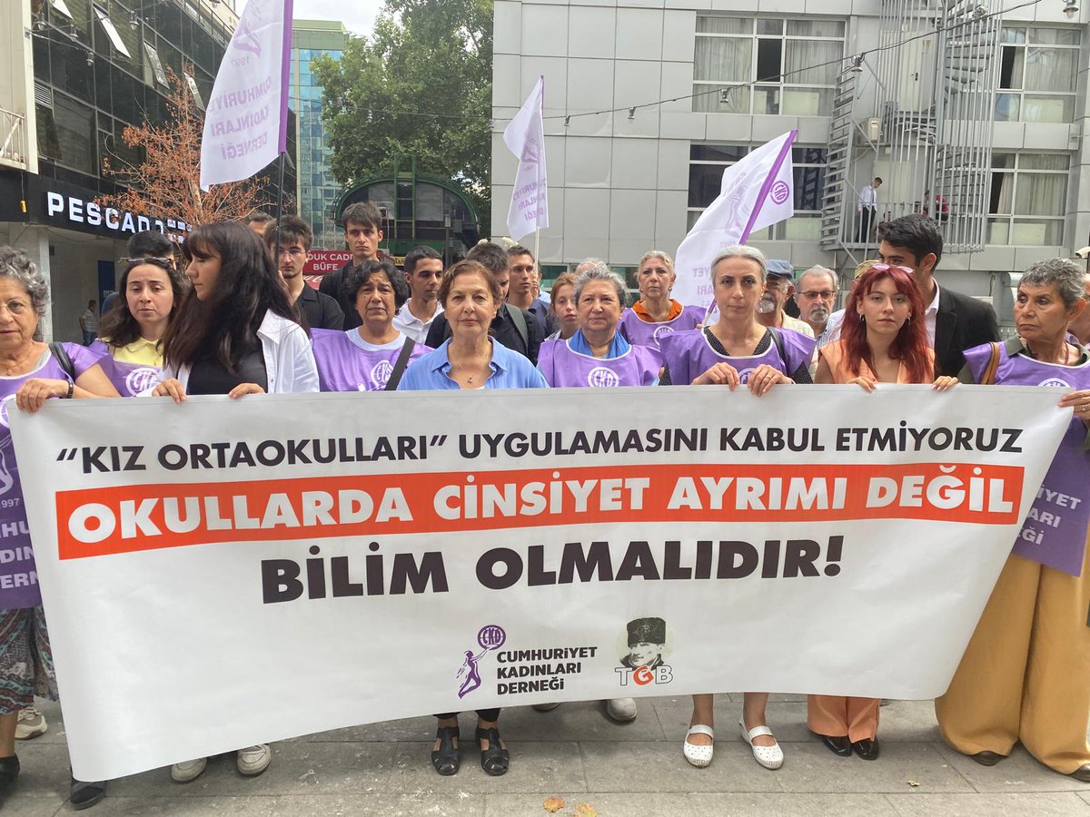 Cumhuriyet Kadınları Derneği ve TGB olarak Ankara'dan seslendik:

Kız ortaokulları uygulamasını kabul etmiyoruz!