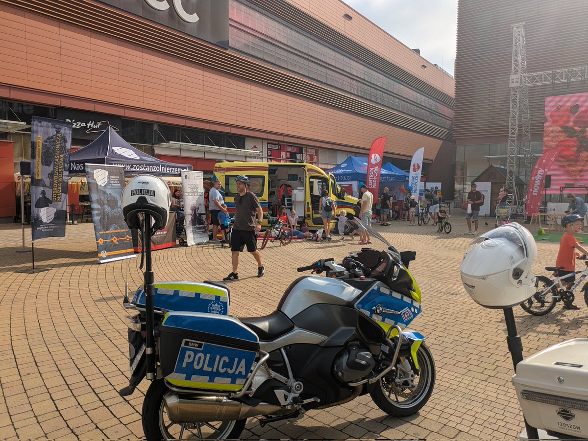 WCR_Rzeszow's tweet photo. 🚙 Dziś nasz Mobilny Punkt Rekrutacyjny w Millenium Hall podczas zawodów „Dzieci bezpieczne na drodze” 👧👦.
ℹ️ Informowaliśmy o możliwościach wstąpienia do #WojskoPolskie 🇵🇱.
👮‍♂️ #Policja #StrażGraniczna #Medyk #WSPiR również obecni.
🙏 Dziękujemy #Nowiny za zaproszenie! https://t.co/Xvqff1Uvbr