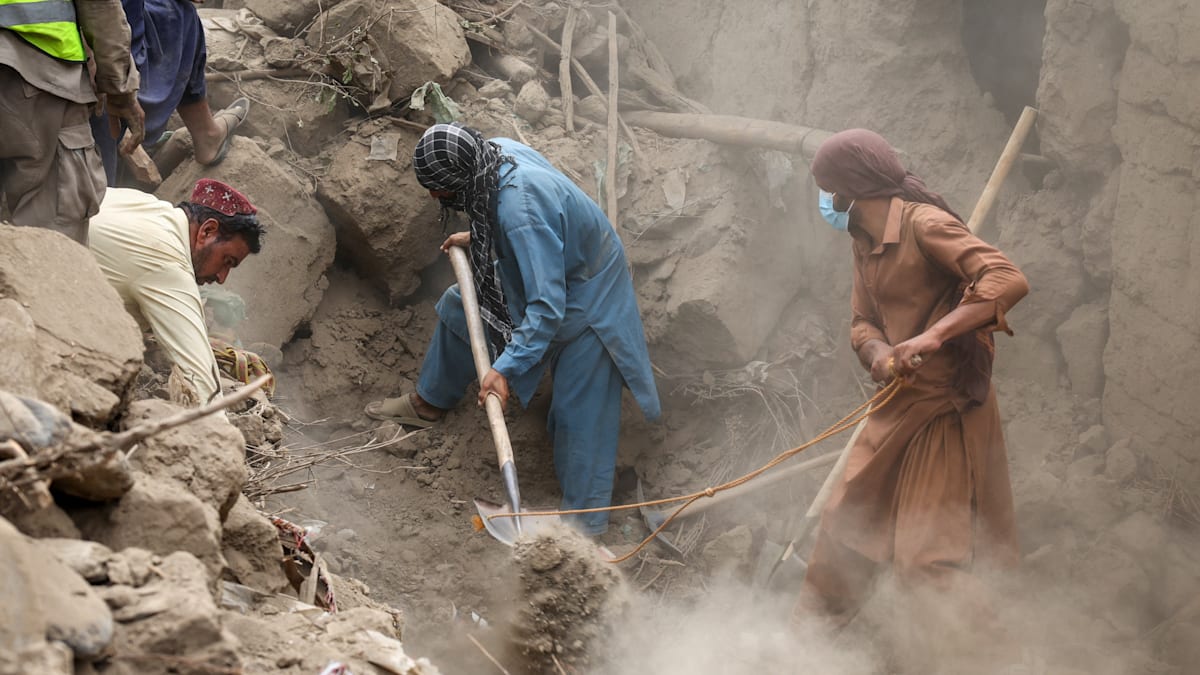 Taliban verbieten Hautkontakt – Helfer lassen Frauen in Trümmern zurück to.welt.de/ToA4mUh