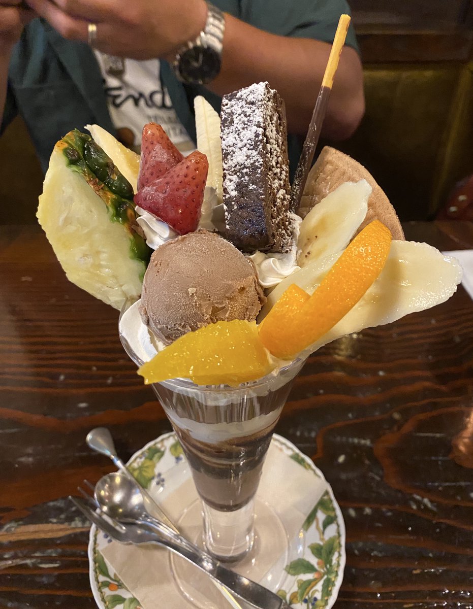 motorcycle_24's tweet image. #W乗り甘味部
王道のチョコバナナパフェ🍫🍌
おや後ろに写ってるのは...⁉︎