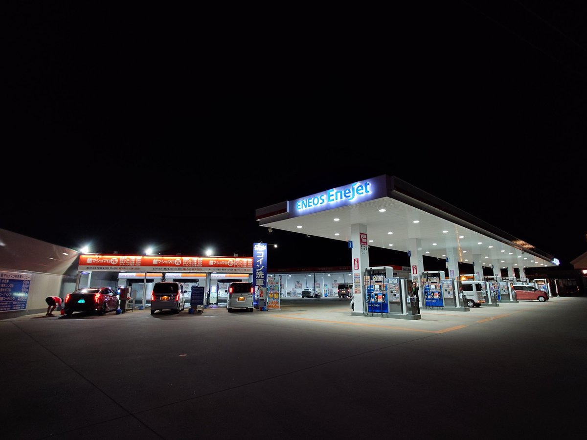 自動洗車機x3に加え、拭上場には屋根とオゾン消臭器まで備えた実家の近所のデカいエネジェット  価格表示は安定の888だが、実際はハイオク168円/L(エネキー会員)と良心的