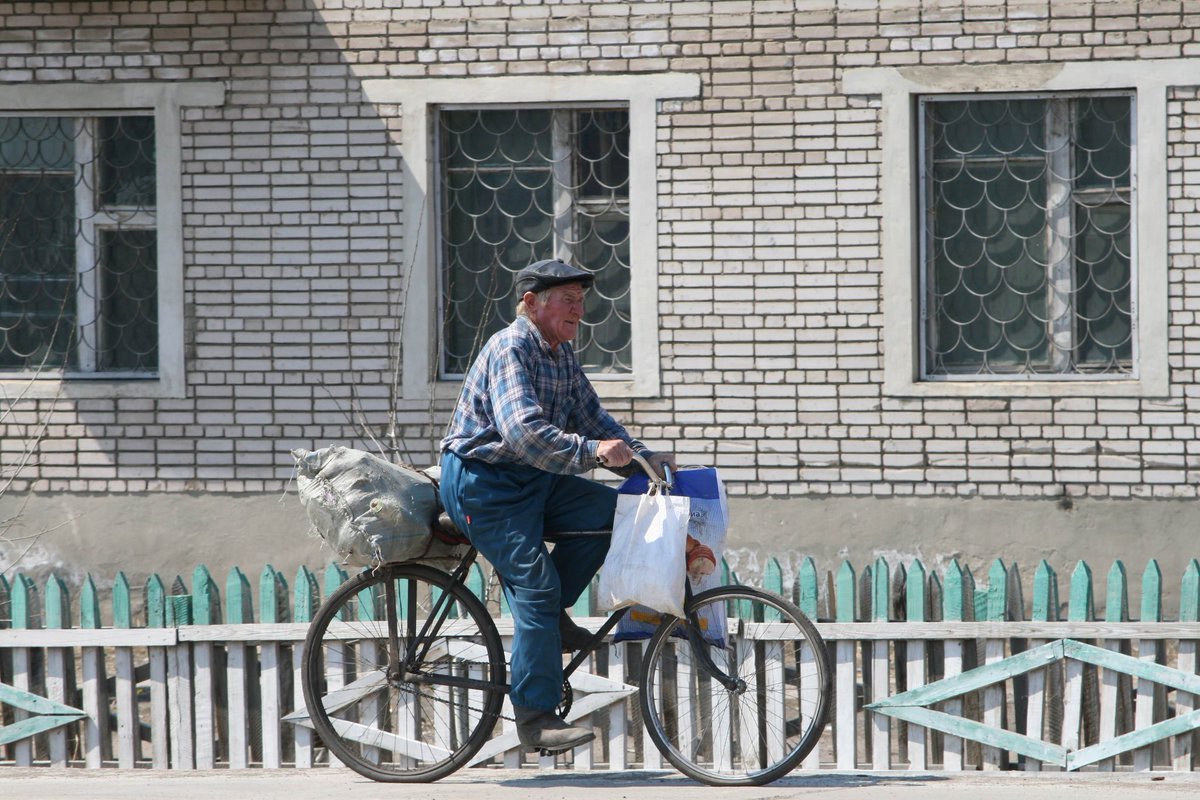 Сэлэнгэ аймаг. Мандал сум.
Хэд хэдэн ийм хөгшчүүлийг харлаа.
'Үер' кино санаанд орж ирэв.