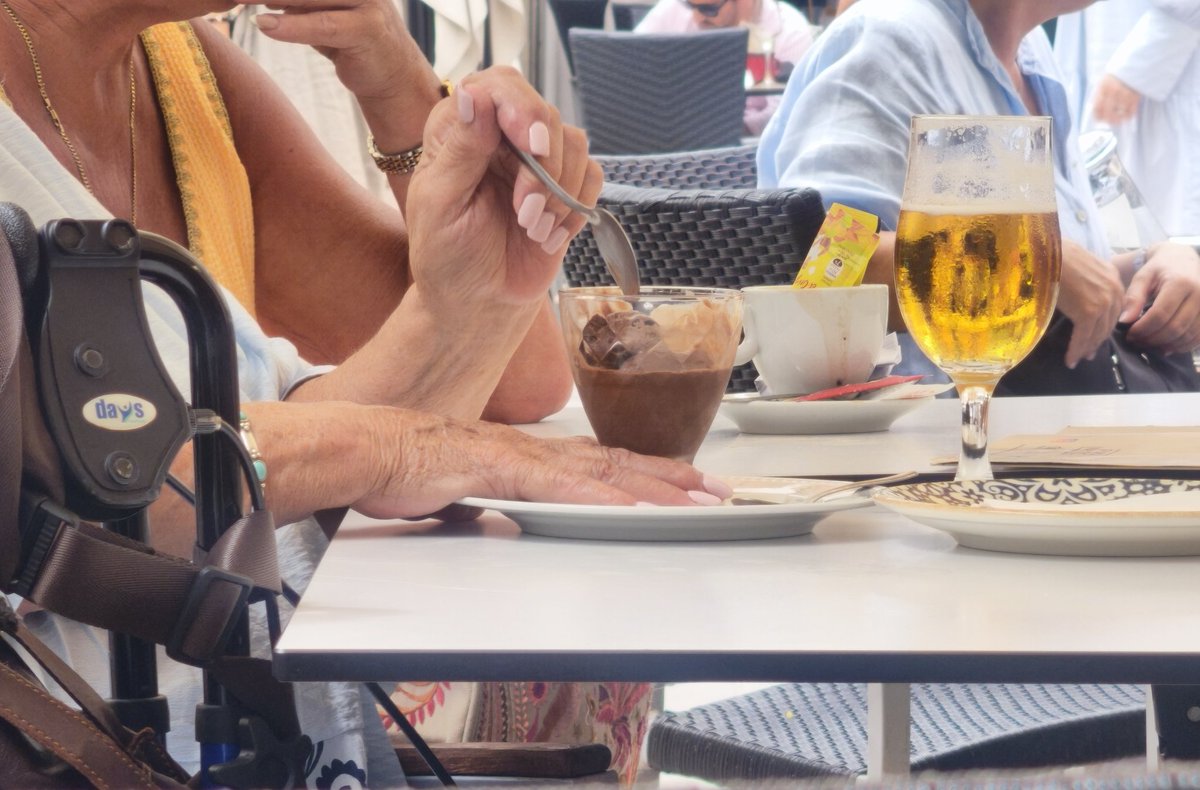 A veces la vida es eso. Un helado, una cerveza y un andador sobre el que guiar tus pasos.