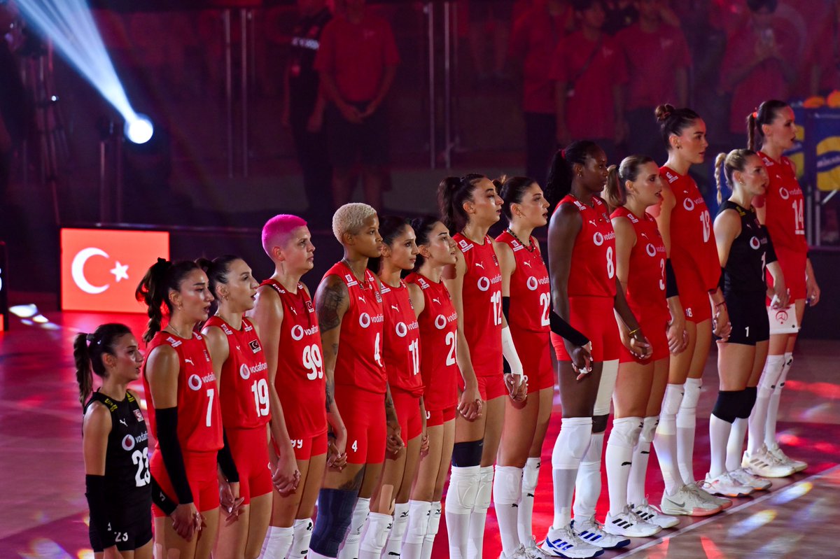 🏐 Sahada sergilenen mücadele, filede yükselen azim…

🇹🇷 FIVB Kadınlar Dünya Voleybol Şampiyonası’nda Japonya’yı mağlup ederek finale yükselen #FileninSultanları'nı gönülden kutluyor, finalde başarılar diliyorum.