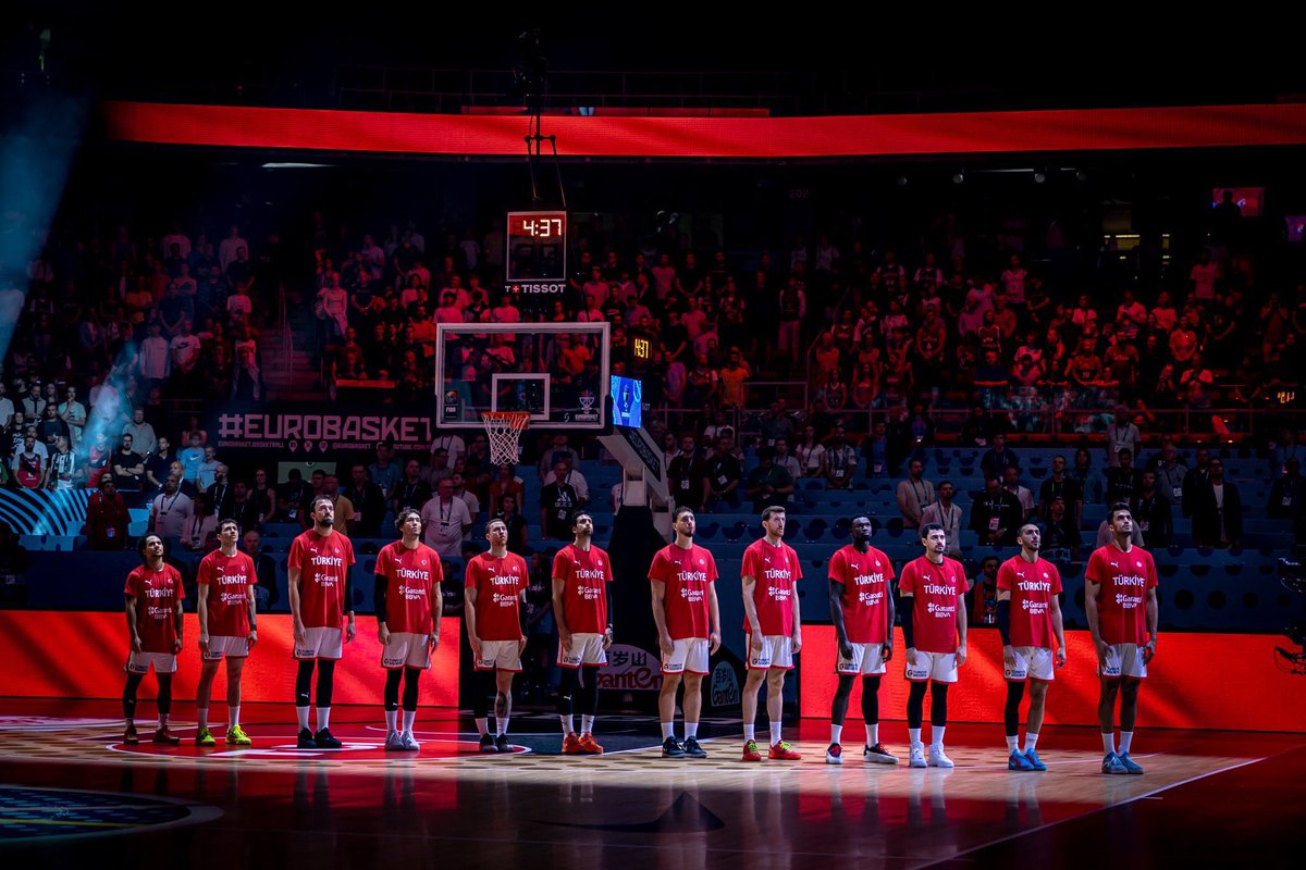 Oner_Gul1's tweet image. #Eurobasket2025 son 16 turunda İsveç’i 85-79 yenerek adını çeyrek  finale yazdıran A Erkek Milli Basketbol Takımımızı tebrik ediyorum.

#12DevAdamı