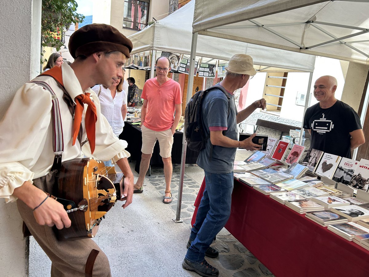 #EnImatges #Organyà acull la 29a Fira del Llibre del #Pirineu. Al llarg del cap de setmana es presentaran un gran nombre de llibres, es lliurarà els Premis Homilies i hi haurà diverses activitats culturals i parades. <a href="/AjOrganya/">Ajuntament Organyà</a>