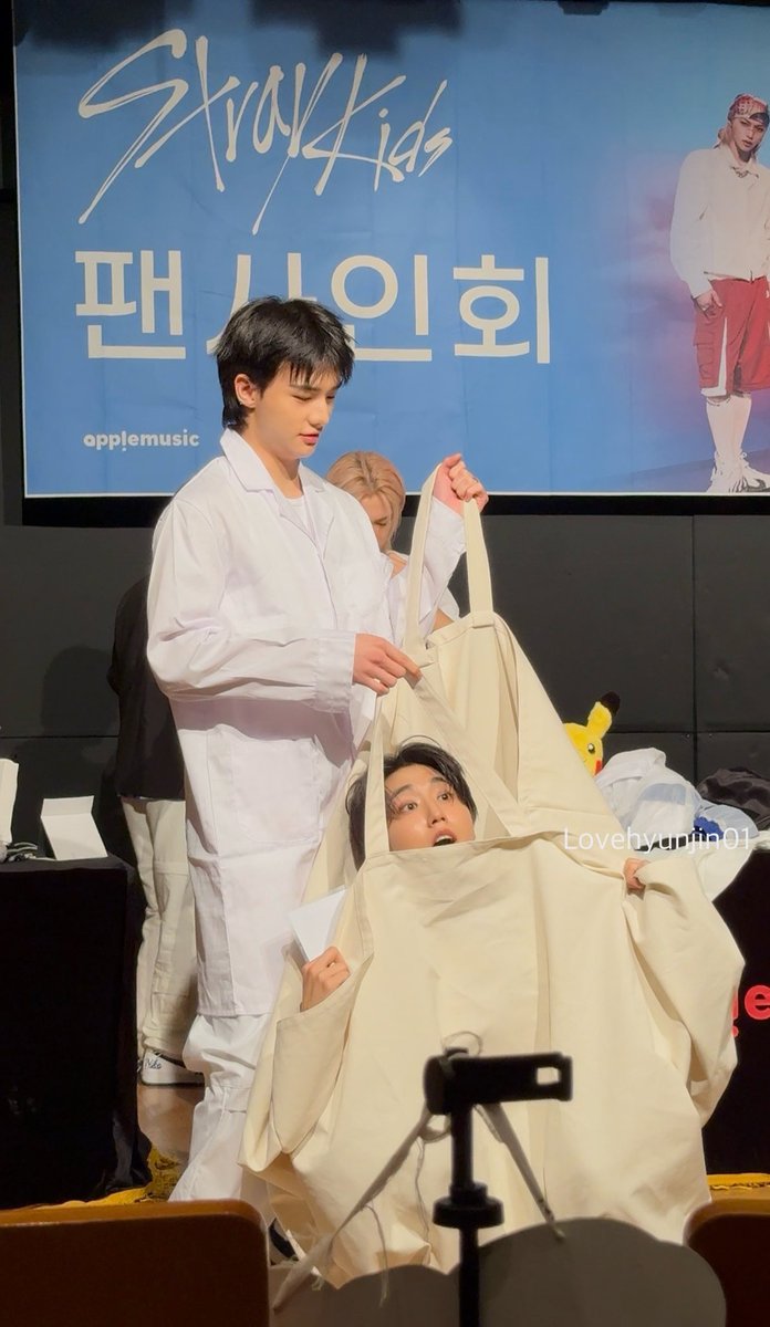 THIS PICTURE OF HYUNSUNG IS SO FUNNY