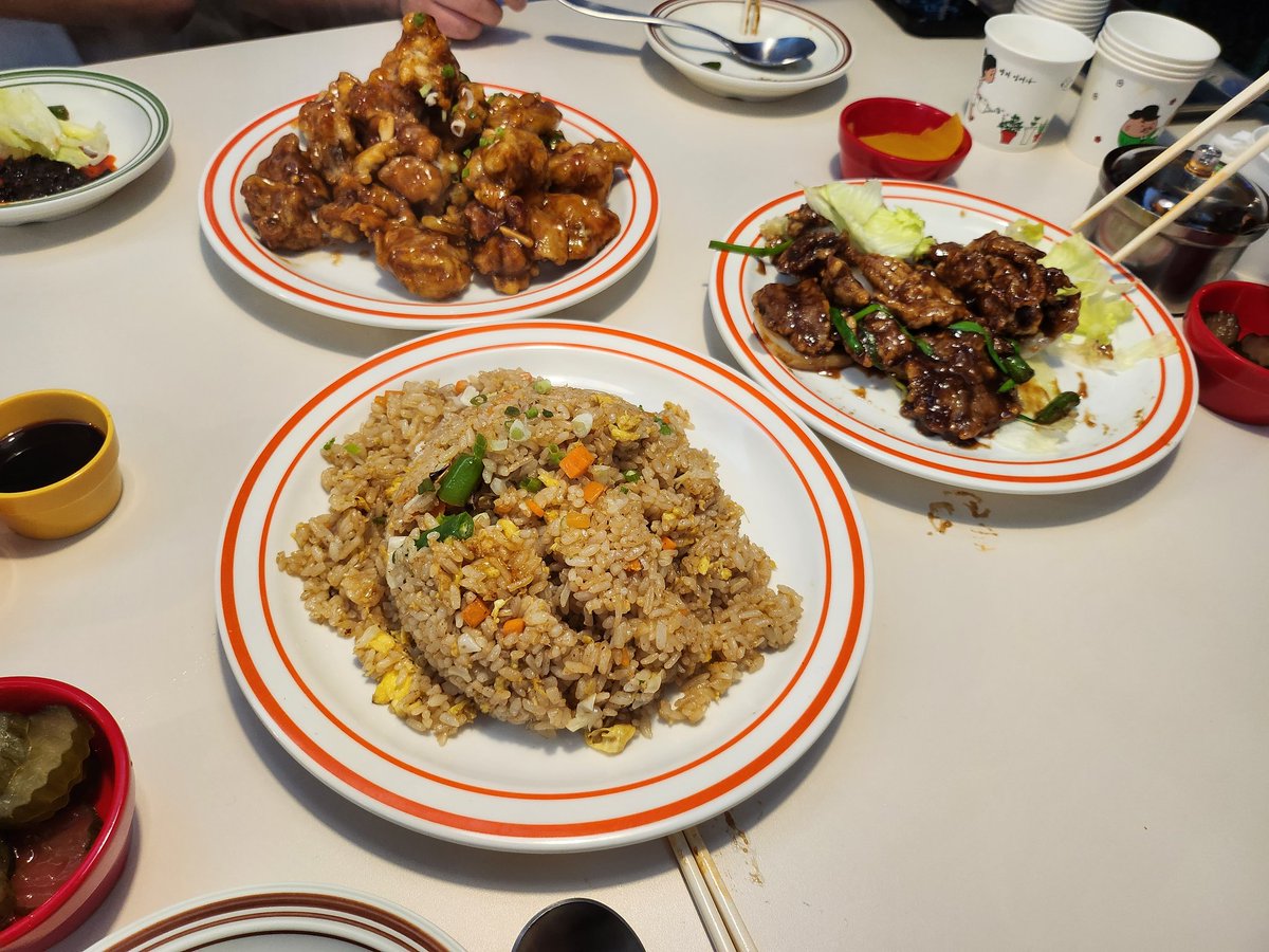 홍대입구역 슈퍼빌런. 나야 미국에서 아메리칸 차이니즈 먹어본 적이 없지만 추천인 말로는 미국보다 괜찮았다고. 뻔하고도 자극적인데 그게 꽤 괜찮은. 그런 맛. 배달도 하는데 배달가격도 나쁘지 않다.