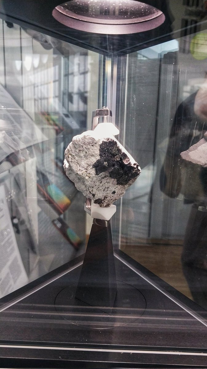 anandan_05's tweet photo. "60025,373"🪨🌕,
The rock collected during 🇺🇸NASA's Apollo 16 mission, brought to 🇩🇪Germany by @esa astronaut👨🚀 @astro_matthias.
The sample measures 3-4 cm in diameter and is piece of a larger rock🪨- sample number 60025✨️
#moon #nasa #esa #köln #SERASpace #apollomission https://t.co/MJOtxul4xL