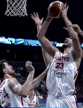 Avrupa Basketbol Şampiyonası'nda İsveç'i yenen Erkek Ulusal Basketbol Takımımızı gönülden kutluyoruz. Bu yolun sonunda kupa var!